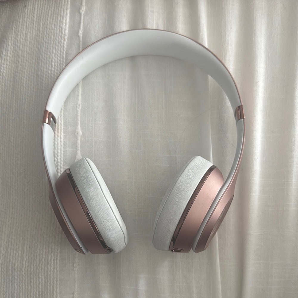 Beats by Dre Gold and White Over-Ear Headphones Sleek Design
